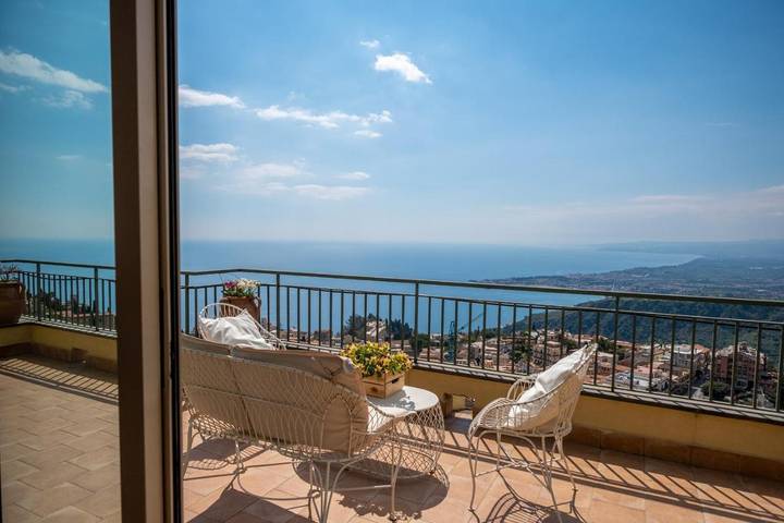 Villa for 7 people, with Balcony and Hot tub as well as Terrace and Garden in Taormina