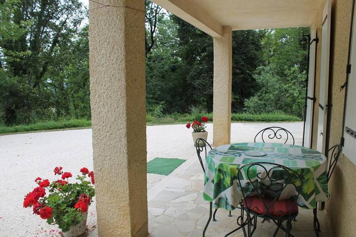 Maison de vacances pour 4 personnes, avec terrasse ainsi que piscine et jardin, animaux acceptés