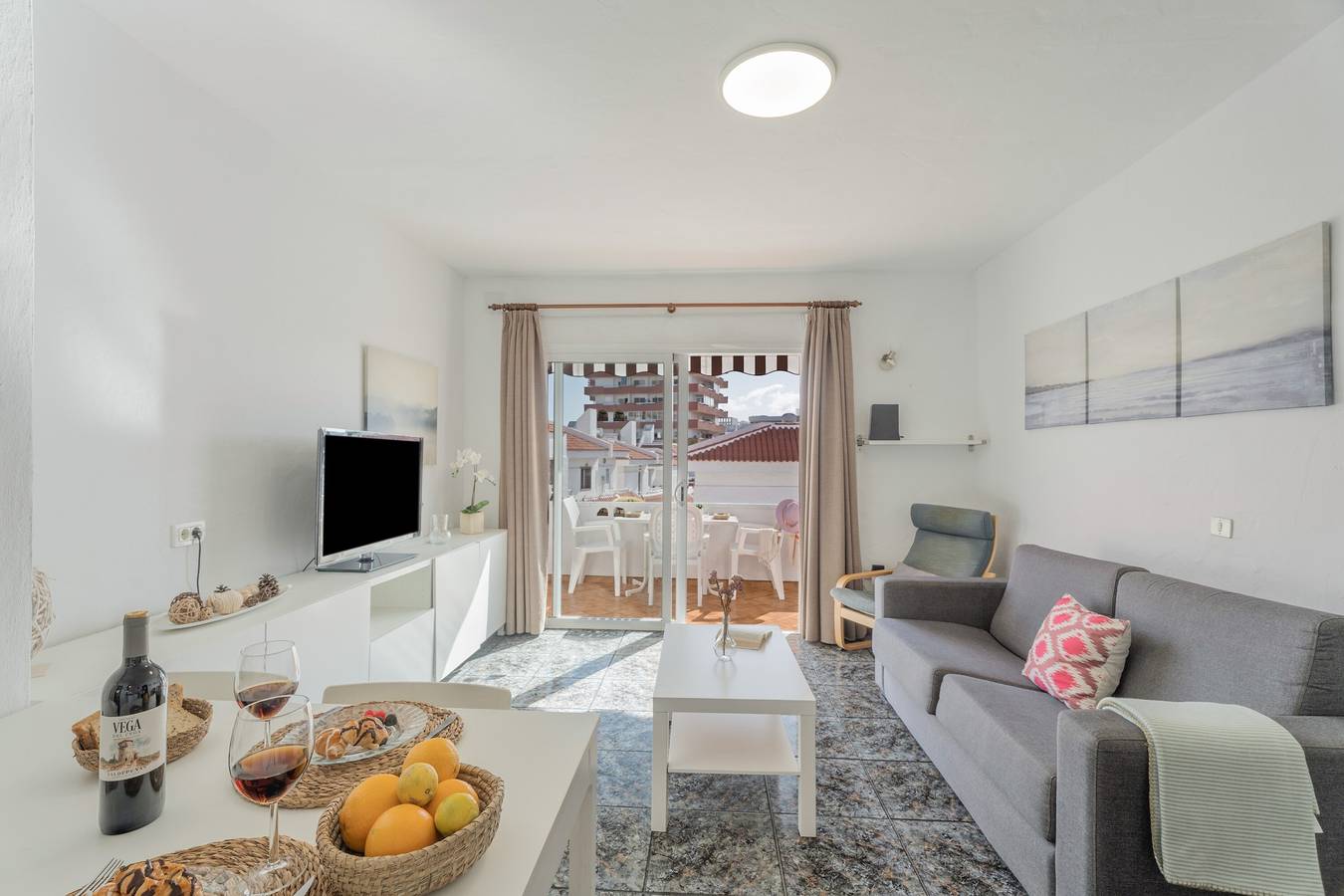 Apartamento entero, Apartamento vacacional 'Ático 21-5' con piscina comunitaria, terraza privada y Wi-Fi in Playa de las Américas, Arona 
