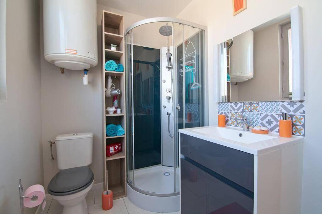 Appartement entier, One-Bedroom Apartment in Saint-Julien-les-Villas, Aube