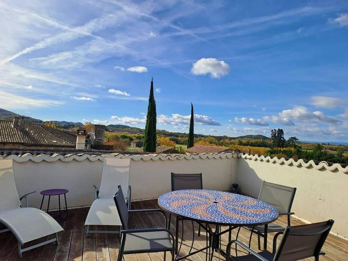 Gîte pour 7 personnes, avec terrasse à Manas (homonymie)