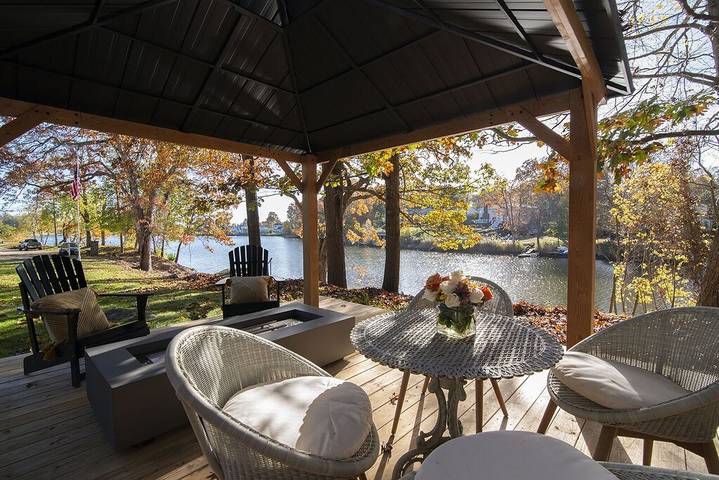 Vacation rental for 13 people, with yard and terrace in New London