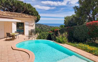 Gîte pour 4 personnes, avec jardin ainsi que piscine et terrasse à Roquebrune-sur-Argens