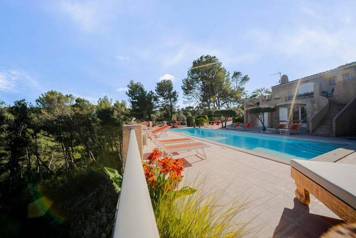 Hôtel pour 4 personnes, avec Jacuzzi et Terrasse ainsi que Jardin et Piscine à Peypin - 2