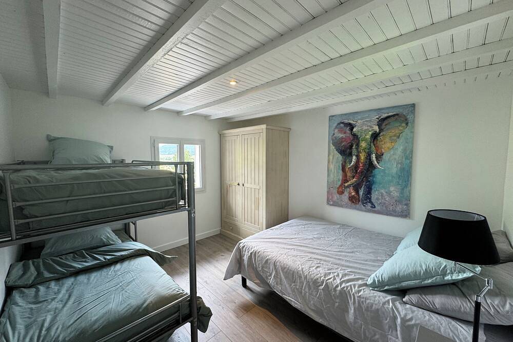 Chalet pour 6 dans un écrin de verdure en face de l'Ile Chambod in Challes-la-Montagne, Nantua