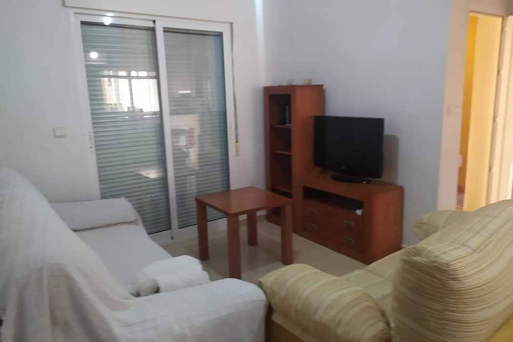 Entire apartment, Apartamento 2 dormitorios y gran patio an orillas del mar. Con piscina y parking in Cartagena, Costa Cálida