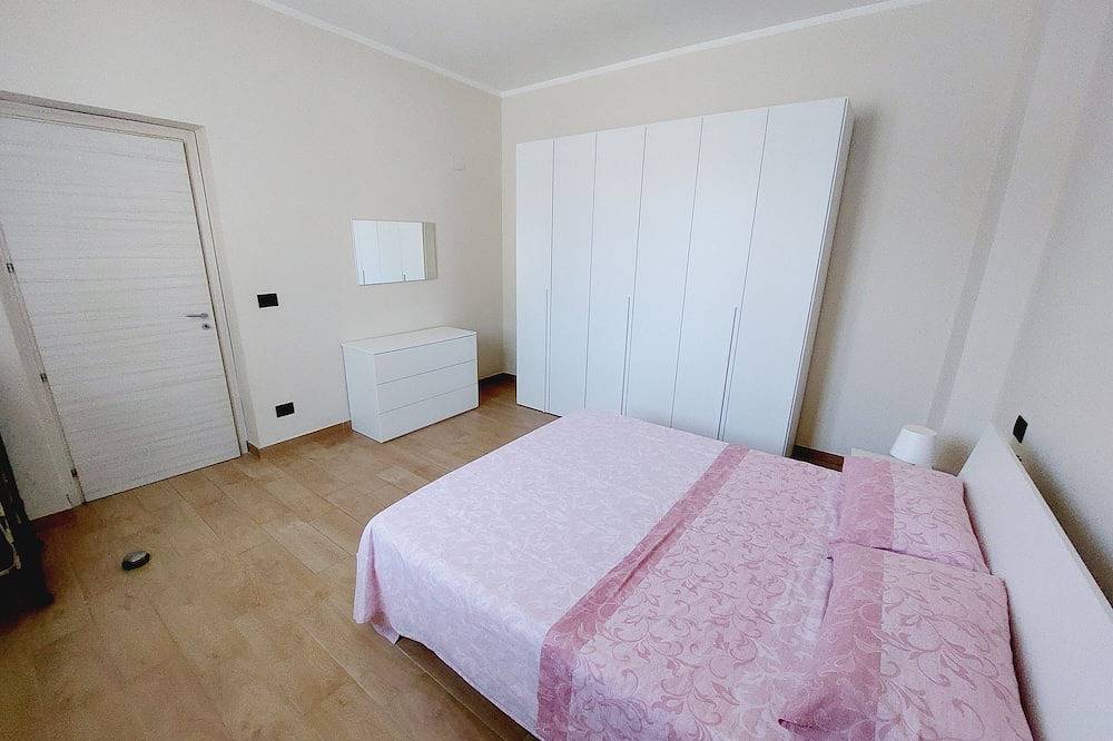 Entire apartment, Large apartment close to the sea, just a few minutes from the town center. in Reggio Calabria, Tyrrhenian Coast Kalabria