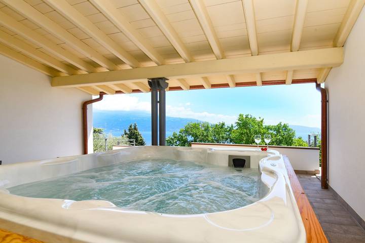 Villa für 6 Personen, mit Garten und Seeblick sowie Balkon und Pool am Gardasee - 2