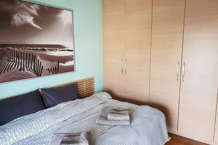 Ganze Wohnung, Geräumiges Apartment mit einer eigenen Terrasse und einem Whirlpool mit Blick auf die Akropolis in Zentral-Athen, Athen
