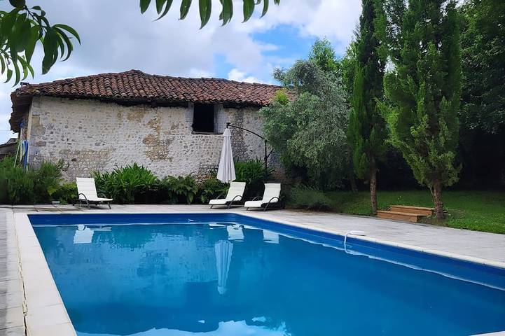 Gîte pour 9 personnes, avec jardin à Nonac