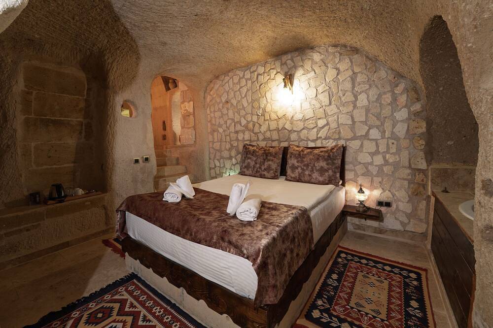 Romantic Cave Room with Jacuzzi, Terrace & Balloon View in Uçhisar, Nevşehir