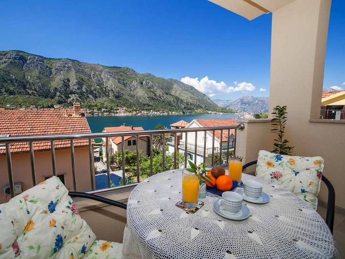 Apartament wakacyjny dla 4 osób, z balkon w Kotor