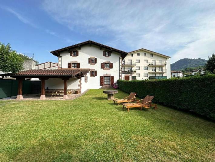Ferienhaus für 12 Personen, mit Balkon und Whirlpool sowie Garten - 1
