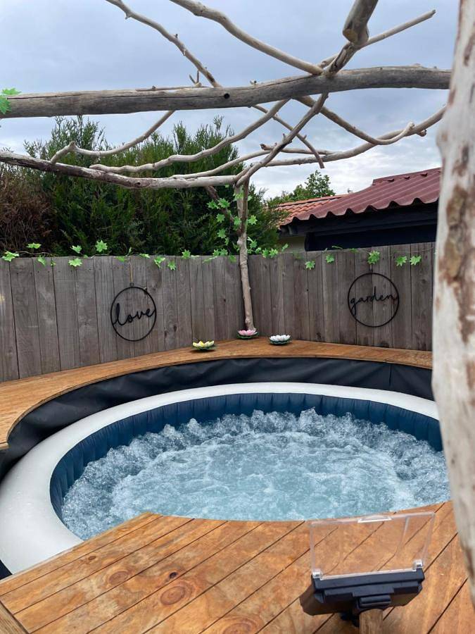 Gîte pour 3 personnes, avec terrasse et jardin ainsi que piscine et jacuzzi à Linxe - 2