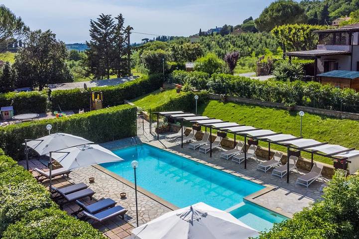 Agriturismo per 4 persone, con giardino e piscina, con animali domestici in Casale Marittimo