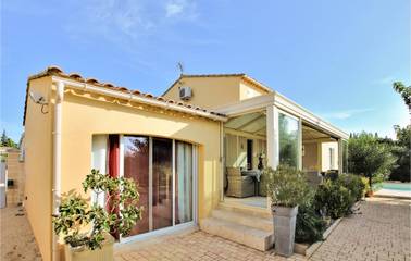 Location de vacances pour 6 personnes, avec jardin et piscine à Noves