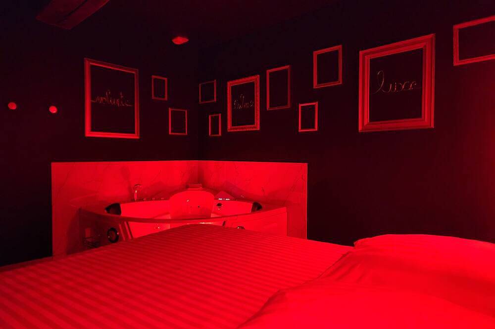 Ganze Wohnung, The Volupté Suite - Luxury, calm and romance with private sauna and Jacuzzi in Doué-la-Fontaine, Loire-Tal