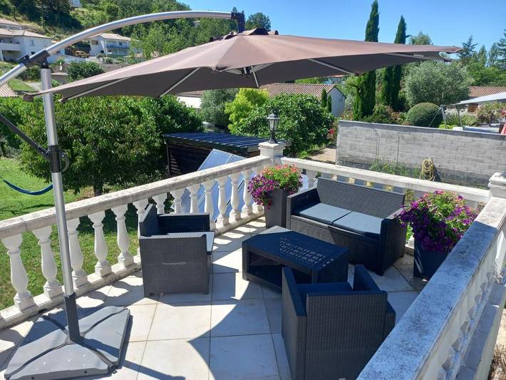 Gîte pour 3 personnes, avec piscine ainsi que jardin et terrasse à Puygouzon
