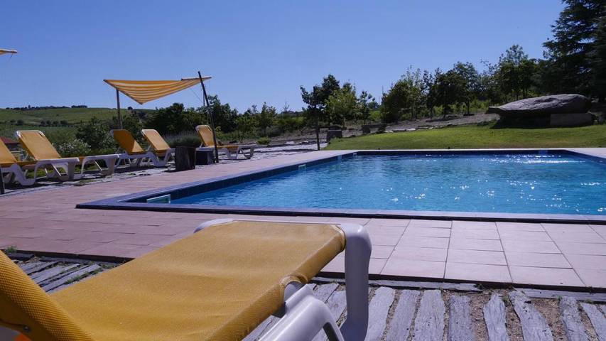 Alojamiento y desayuno para 2 personas, con Balcón y Terraza además de Jardín y Piscina en Bermellar - 2