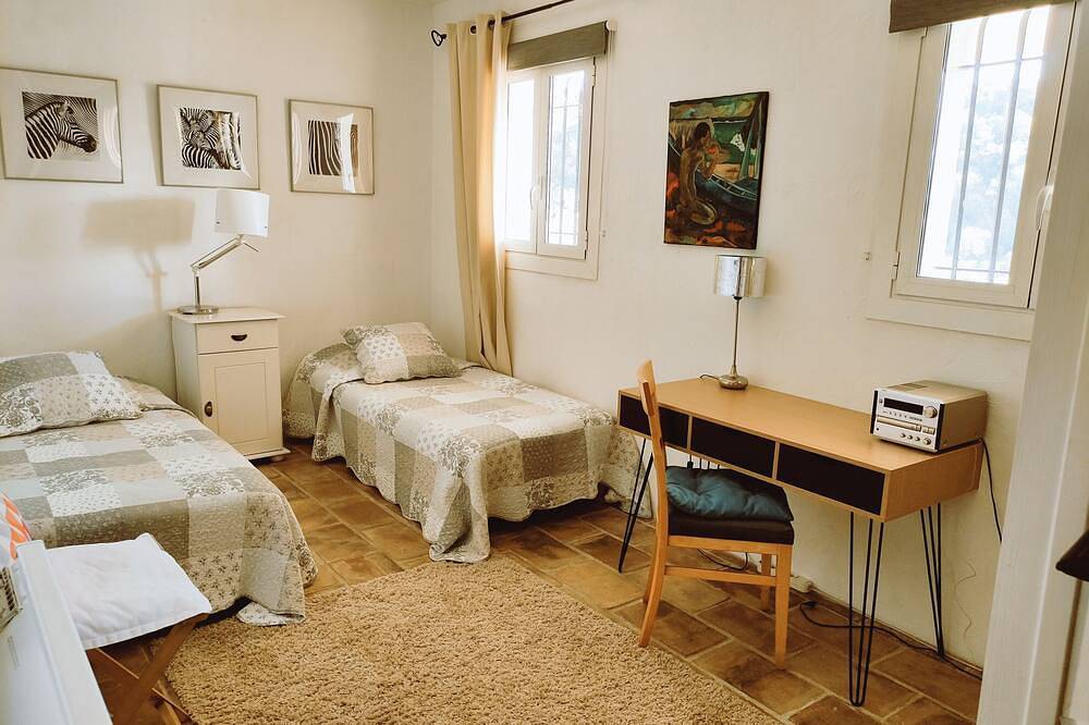 Entire apartment, Saint Paul de Vence quiet apartment in provencal villa with pool for 6perso in Saint-Paul-de-Vence, Cannes region