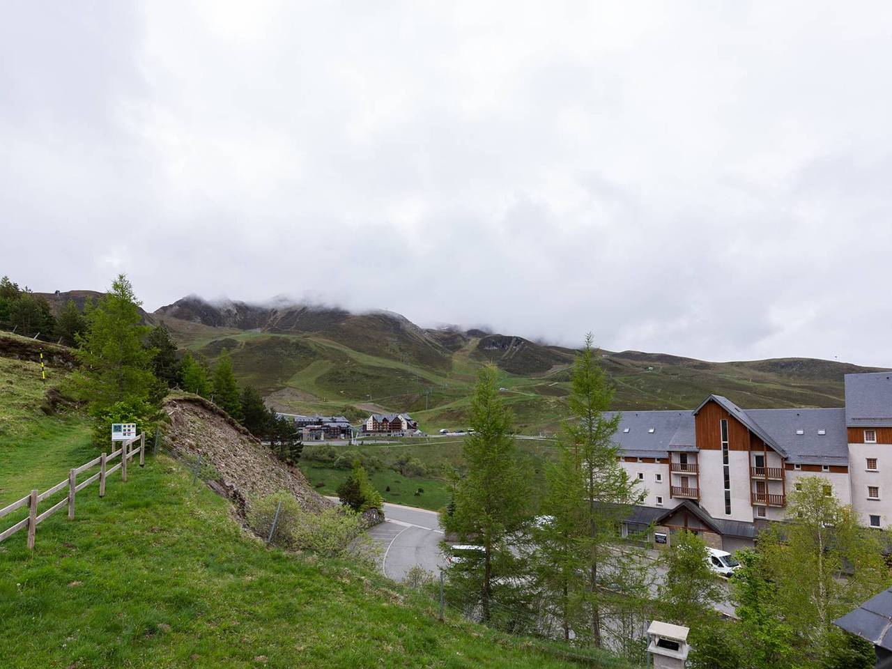 Chalet Duplex à Peyragudes – 3 Chambres, Cheminée, Terrasse, Près des Sentiers et Télécabine in Peyragudes, Pyrénées