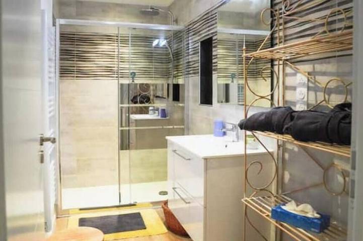 Apartamento entero, Vénus Apartment - 100 m² with outdoor Spa in the heart of Lunel in Lunel, Costa mediterránea (Francia)