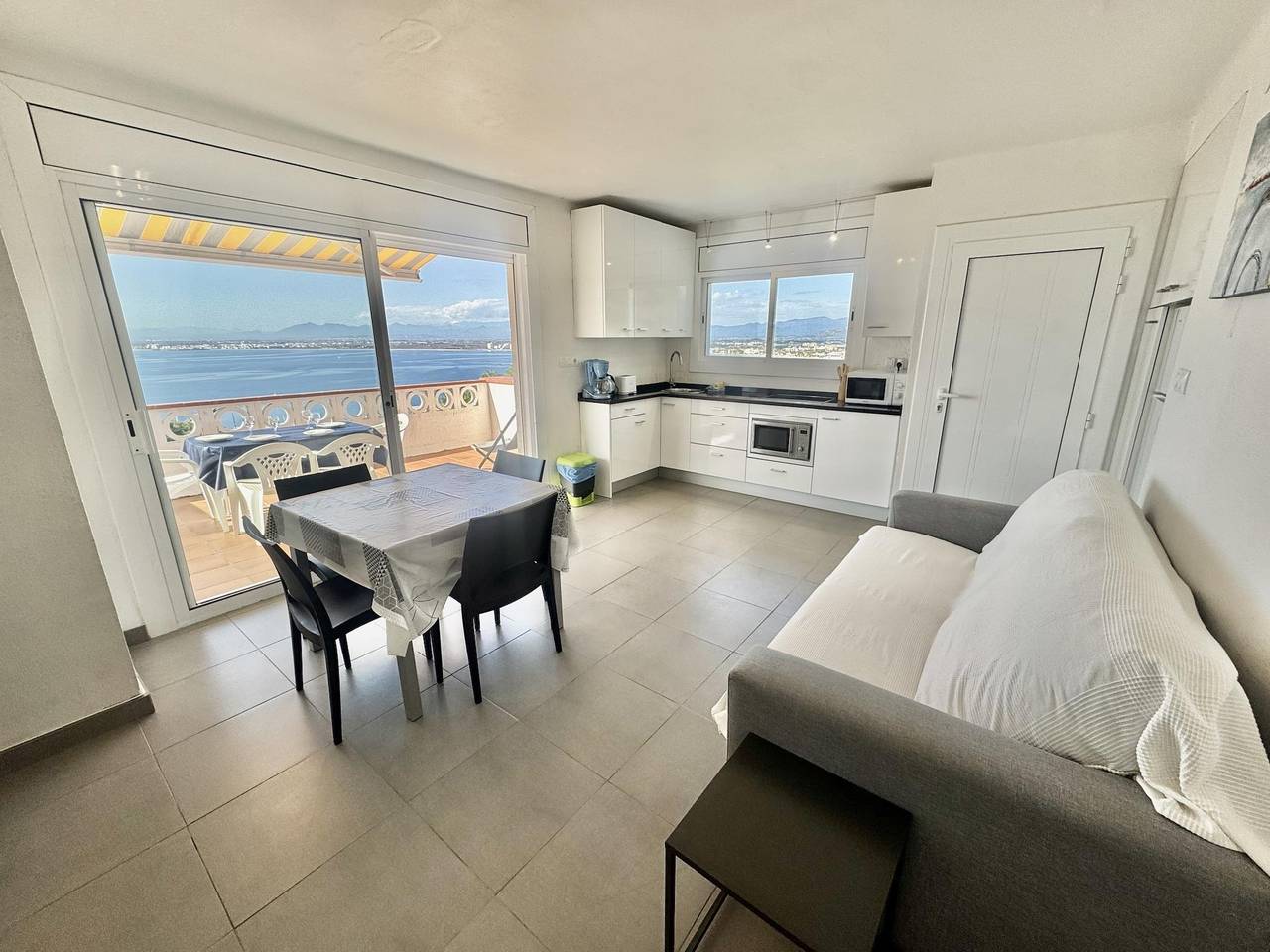 Entire holiday apartment, Lpa. Wonderful sea view, pool and Ac in Roses, Upper Empordà