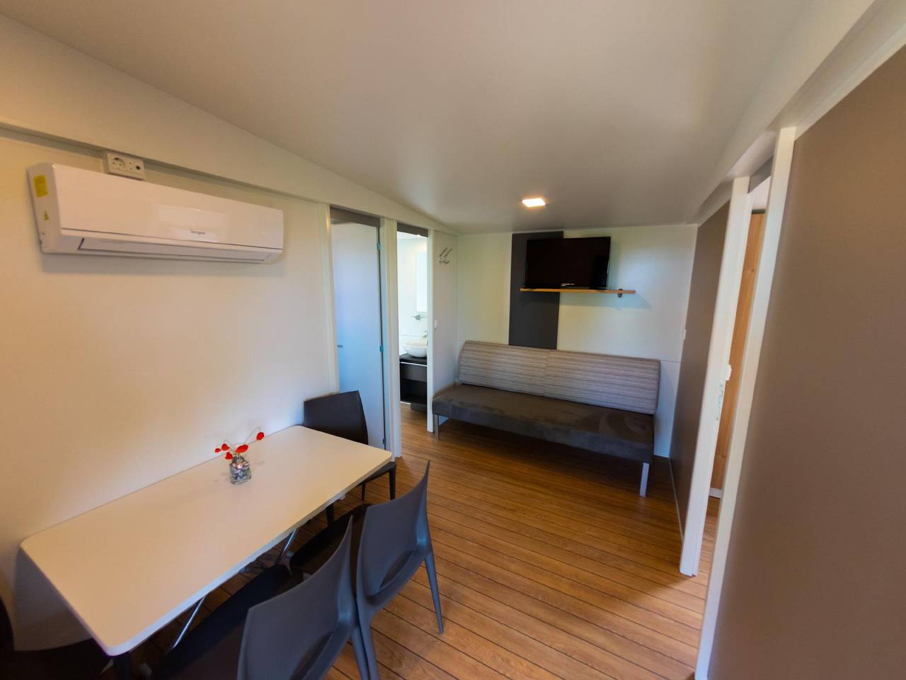 Ganze Ferienwohnung, Mobilheim mit gemeinschaftlichem Pool in Klenovica, Primorje-Gorski Kotar