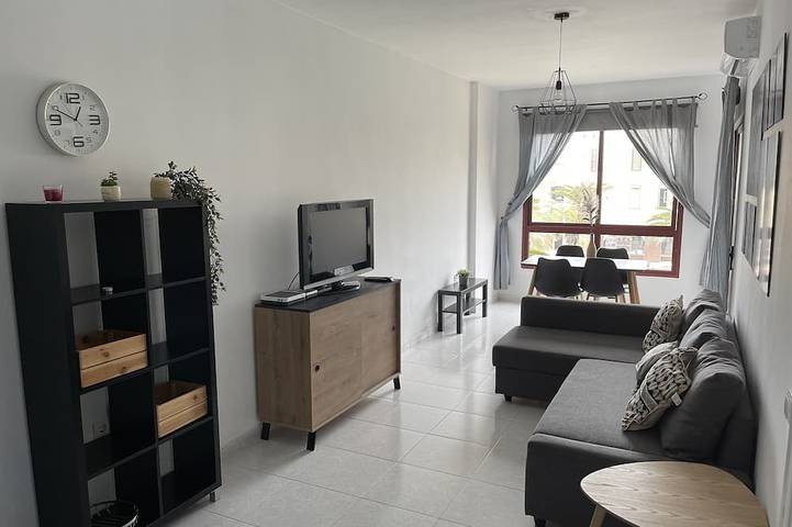 Apartamento entero, Casa Jandía es un apartamento con terraza en pleno centro y a 100 m de la playa. in Playa Morro Jable, Pájara
