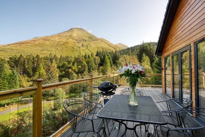 Chalet for 4 people, with Balcony and Terrace as well as Garden and Lake view in Scotland
