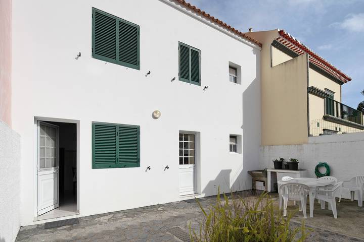 Holiday Home 'Silvia's House' with Private Terrace, Private Garden and Wi-Fi in São Miguel Island, Rosto do Cão (Livramento)