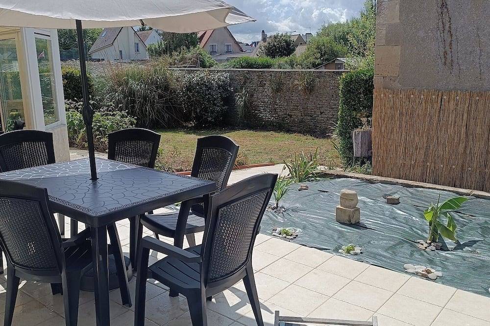 House with garden 30 metres from the beach in Ver-sur-Mer, Côte de Nacre