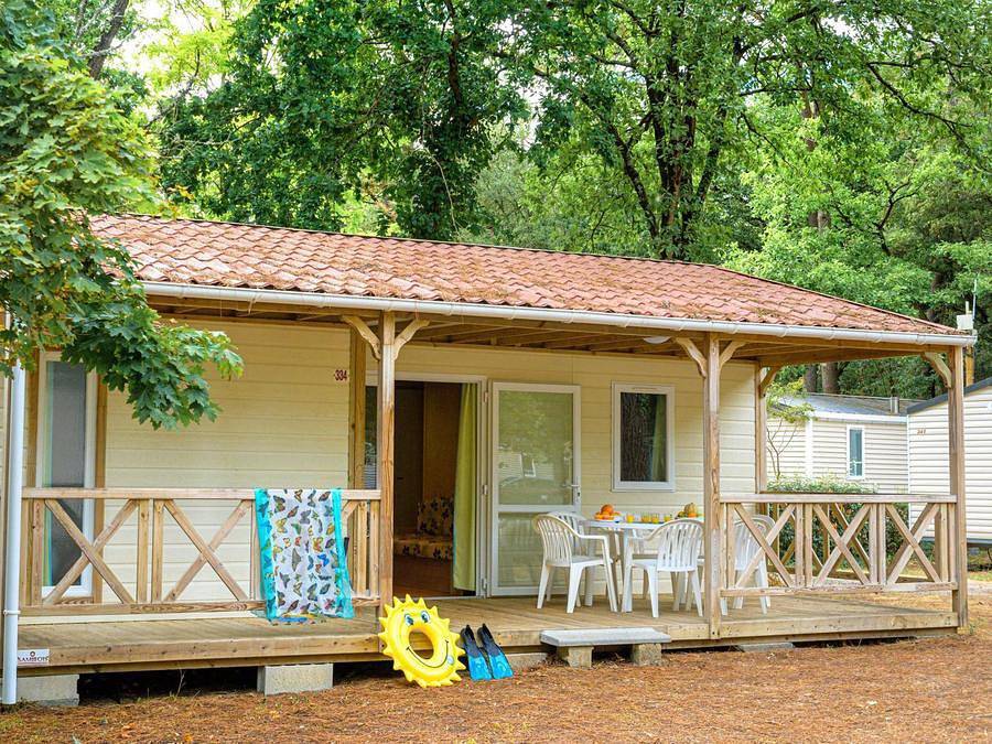 Flower Camping Au Bois des Biches - Chalet 7 persons - 3bed (without Tv)-covered terrace- 32m² | Standard in Saint-Hilaire-de-Riez, Loire Valley