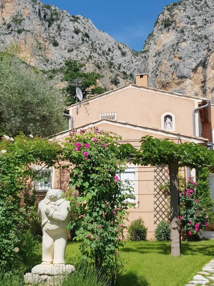 Chambre d’hôte pour 2 personnes, avec piscine et jardin ainsi que terrasse et vue à Moustiers-Sainte-Marie - 2