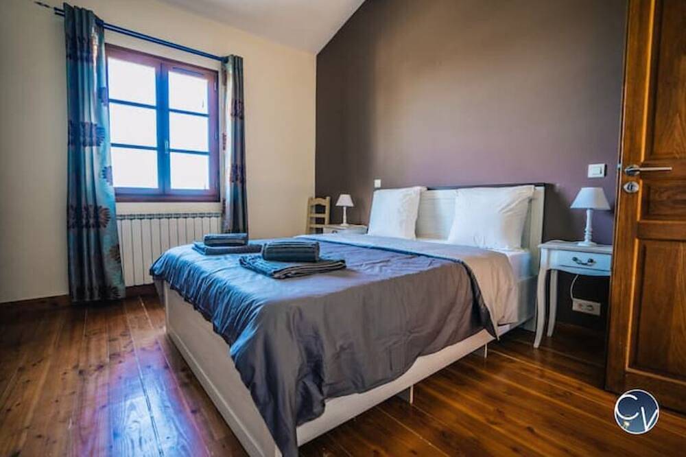 Maison Avec Piscine, Jacuzzi, Sauna et Billard in Le Thor, Vaucluse