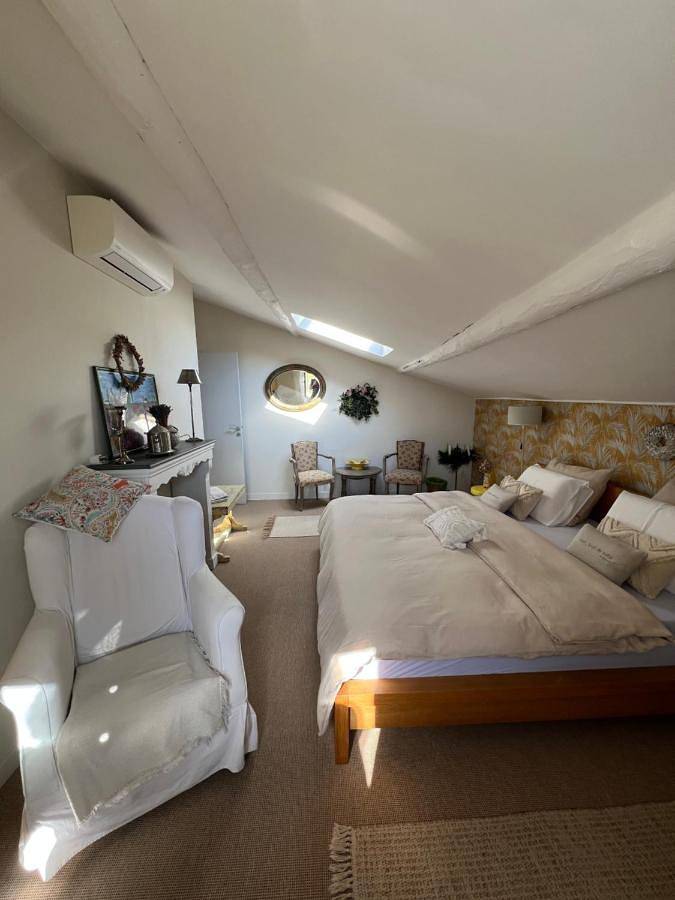 Chambre d’hôte pour 4 personnes, avec terrasse et jardin ainsi que vue et piscine à Vacqueyras