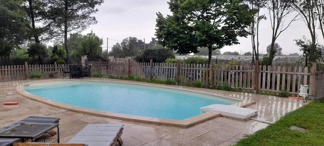 Location de vacances pour 2 personnes, avec vue ainsi que jardin et piscine à Lagnes - 4