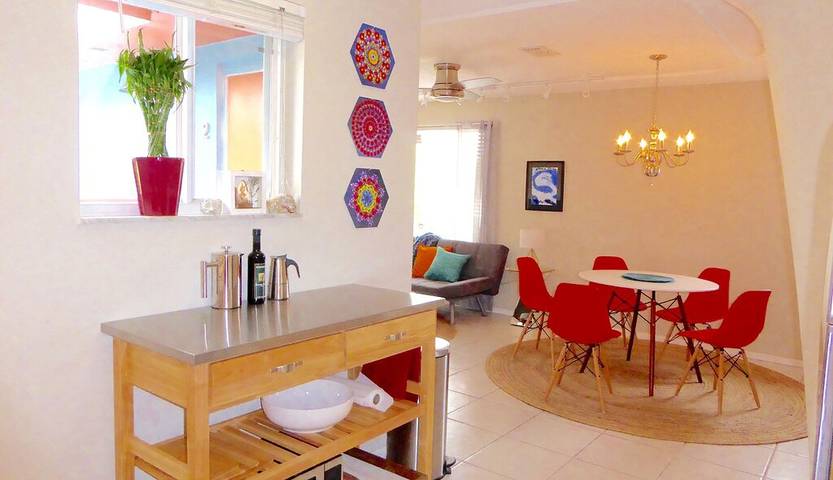 Vacation rental for 13 people, with yard and hot tub as well as balcony, with pets in Lake Worth