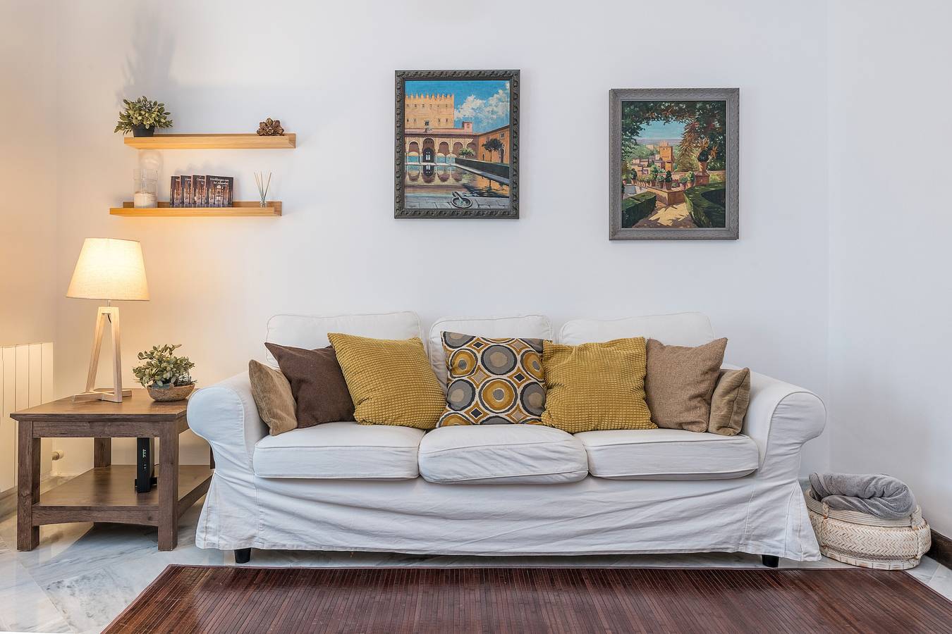 Entire apartment, Apartment 'Lucy' with Balcony in Realejo-San Matías, Granada