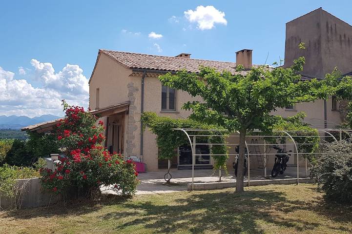 Location de vacances pour 17 personnes, avec jardin et terrasse, animaux acceptés à Mison