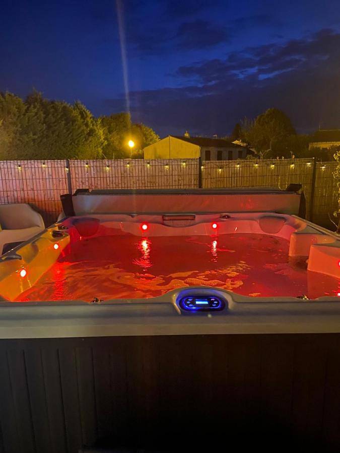 Location de vacances pour 8 personnes, avec jardin ainsi que piscine et jacuzzi à Saint-Benoist-sur-Mer - 4