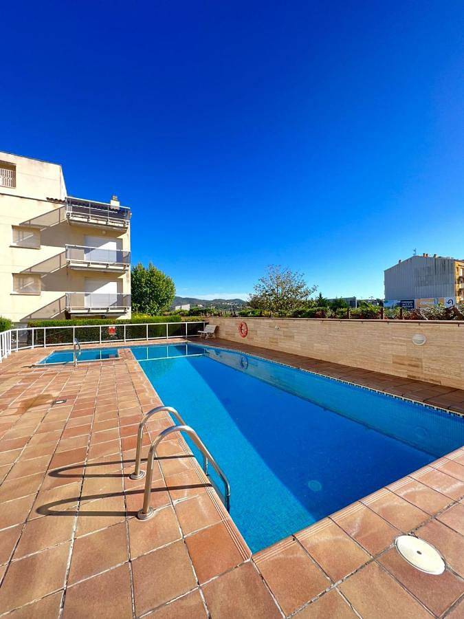 Apartamento de vacaciones para 5 personas, con jardín y vistas además de terraza y piscina - 1