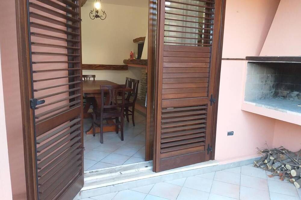 2 Double Beds, Mini Fridge, Coffee Machine, Microwave Oven, Table. in Poggio dei Pini, Capoterra