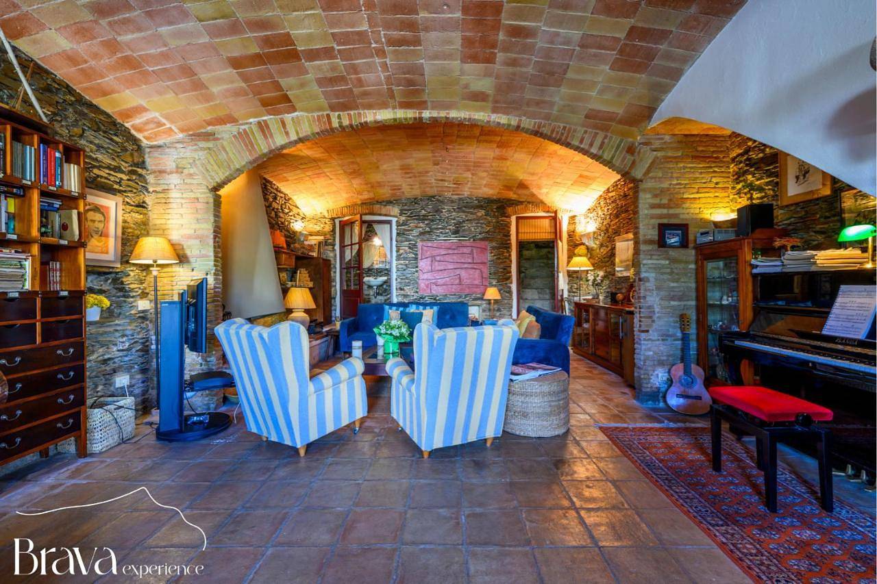 Casa Jordi - Piedra y bóveda en el corazón de Cadaqués I 3 suites I 2 parkings I patio con bbq in Platja del Port d'Alguer (Cadaques), Cadaques