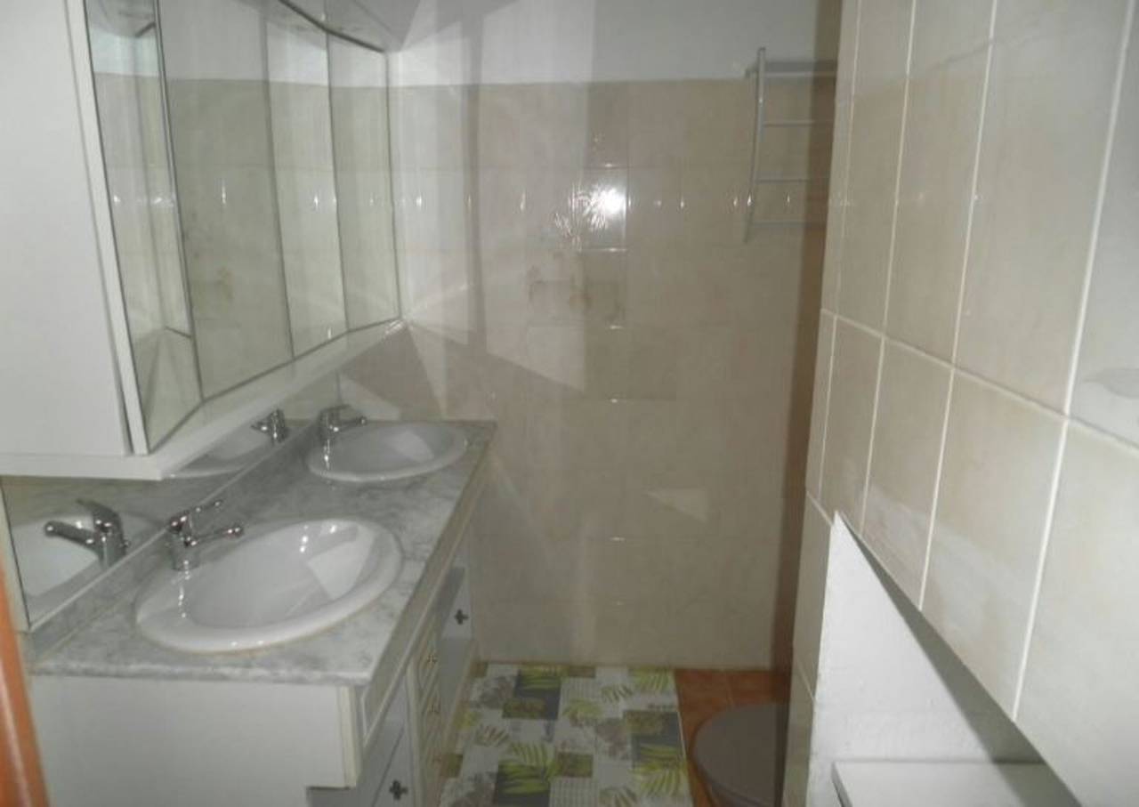 Appartement entier, Appartement moderne à Schoelcher avec terrasse et vue mer in Schœlcher, Martinique