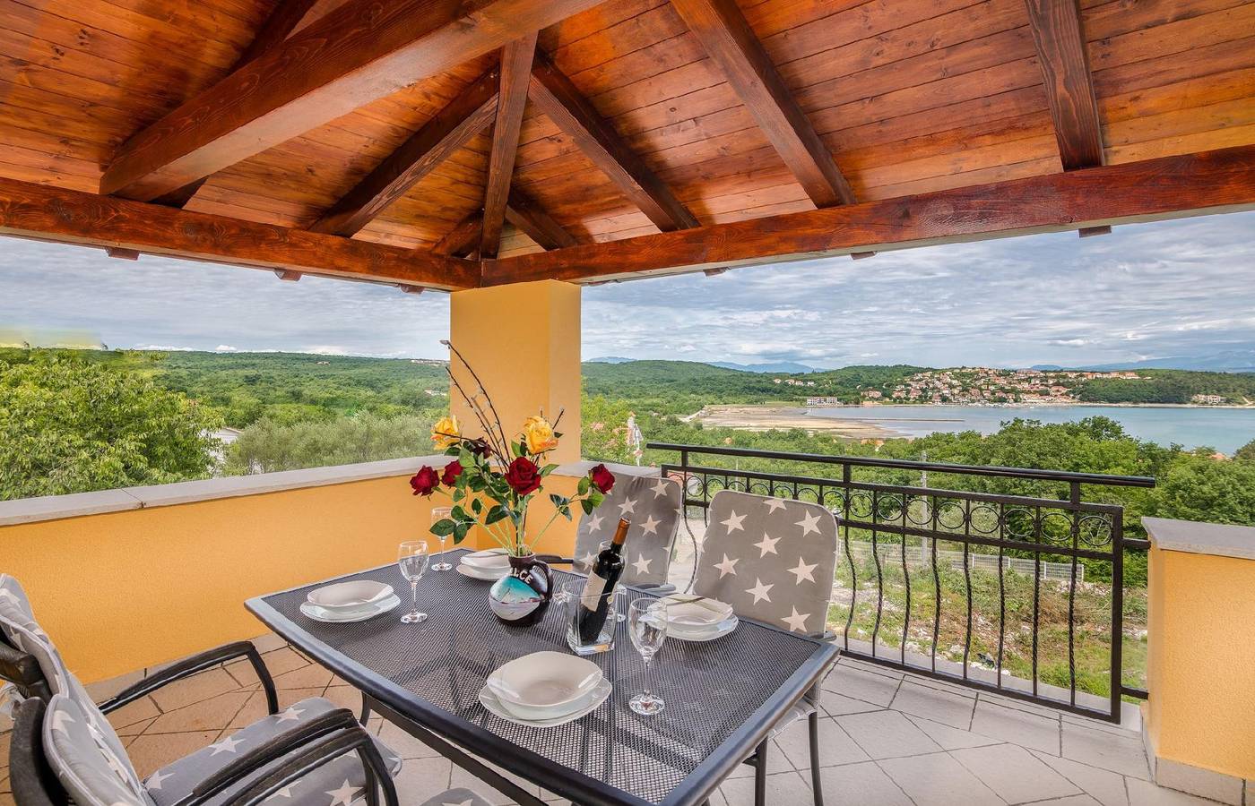 Ganze Ferienwohnung, Appartement in Soline mit Großer Terrasse in Soline, Krk