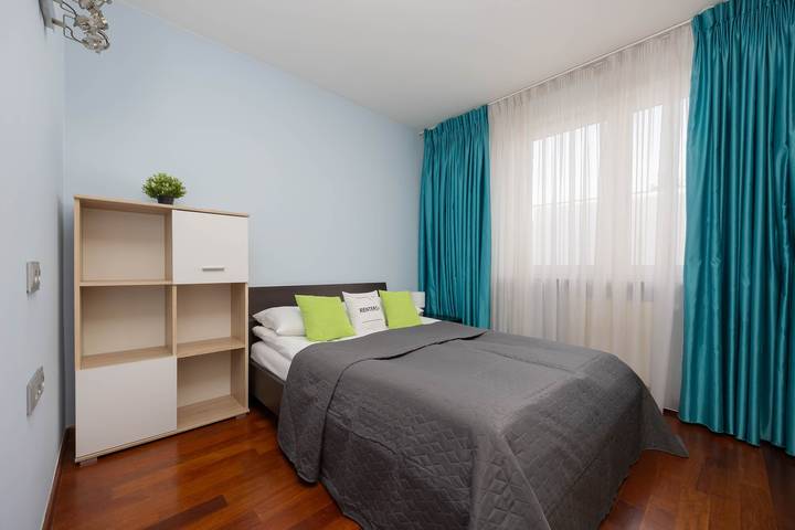 Appartement entier, Spacious Apartment with 2 Bedrooms | Parking | Balcony | Work. in Targówek, Varsovie