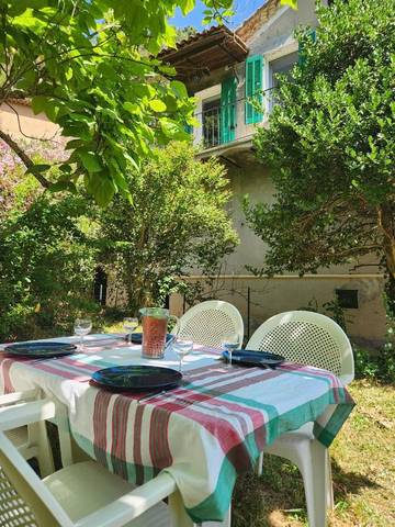 Gîte pour 6 personnes, avec jardin et vue à Peyremale