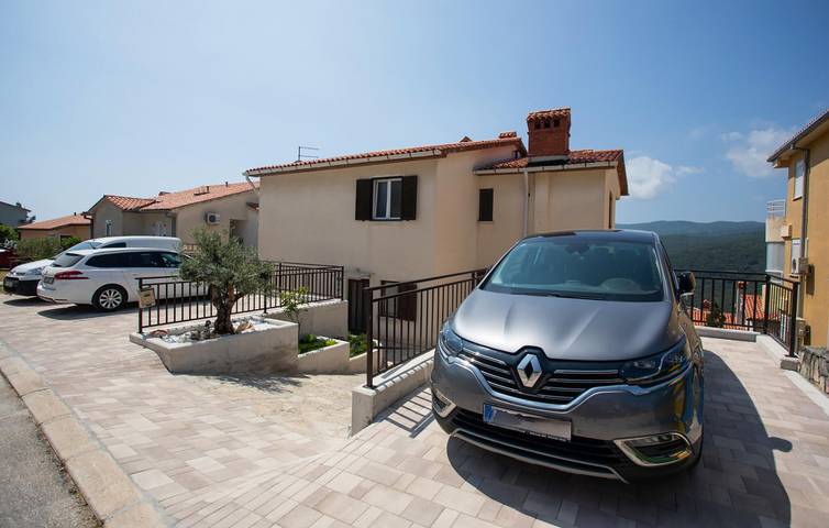 Apartamento vacacional entero, Moderno apartamento de 2 dormitorios con terraza, wifi y playa a menos de 400 m in Rabac, Labin-Rabac
