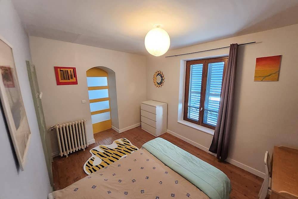 Maison 10personnes+1banquette pour 1 enfant Jardin 300M2 et barbecue avec bois in Villiers-sur-Morin, Seine-et-Marne